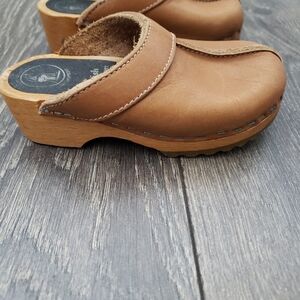 Danish Traditions Tan Brown Leather Wood Clogs Kids Child Size 8 Danish Size 24
